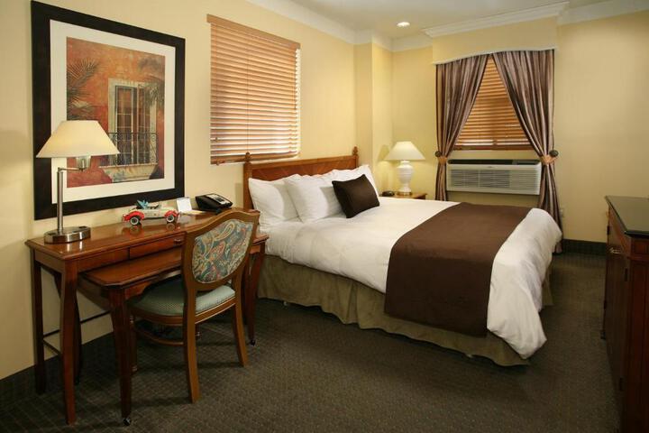 Deluxe King Bed (5 of 21)