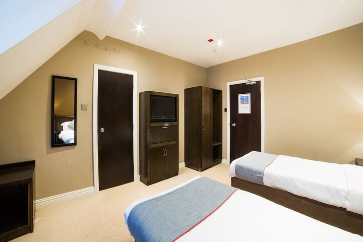 Room 11 of 36
