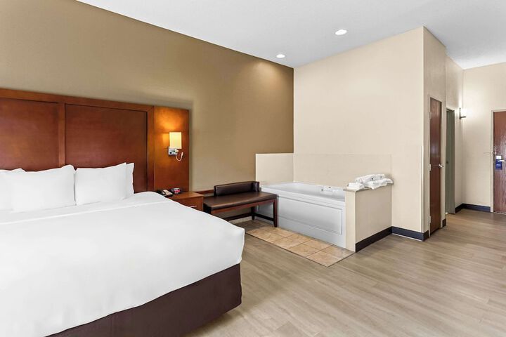 1 King Bed (5 of 21)