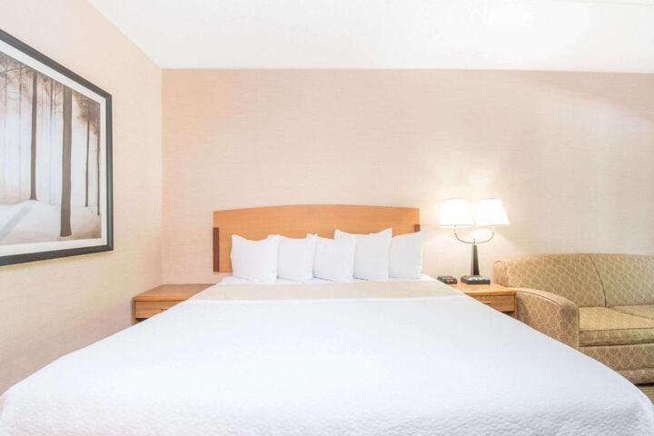 1 King Bed (9 of 11)
