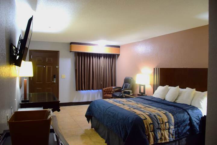 1 King Bed (3 of 5)