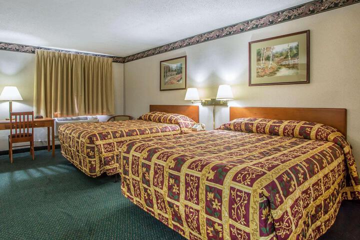1 Queen Bed (10 of 21)