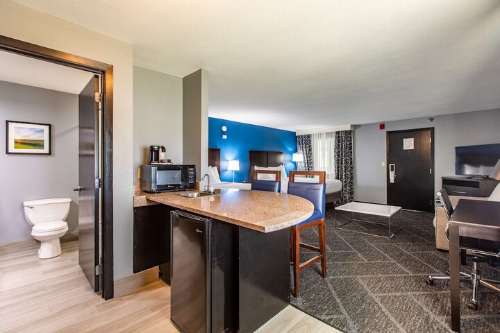 2 Queen Beds Executive Room Living Room Wet Bar Microwave and Refrigerator Bath and Shower Full Breakfast (10 of 34)