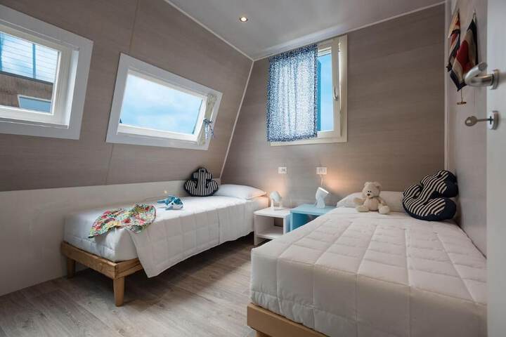 Room 5 of 30