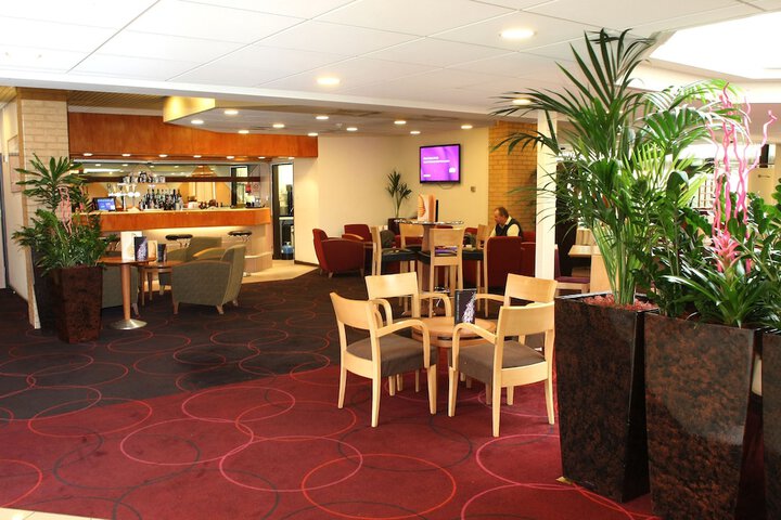 Lounge 52 of 66