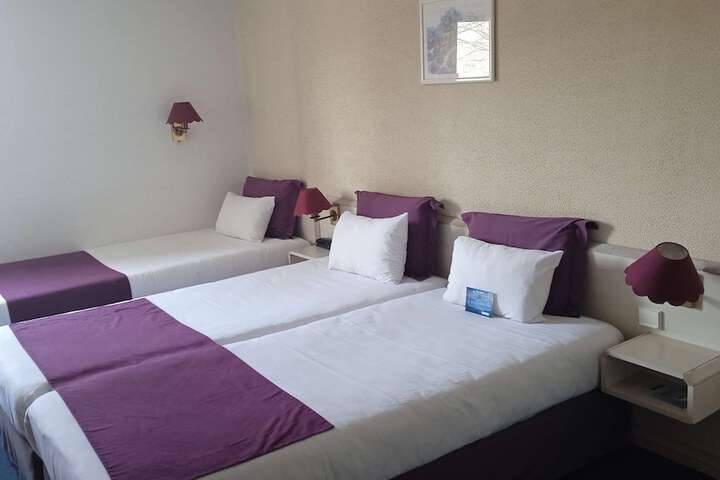 Room 6 of 76