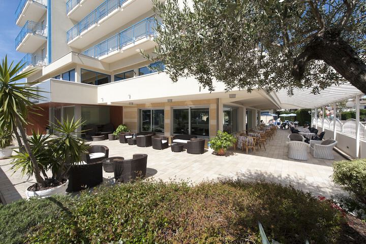Hotel Exterior 32 of 35