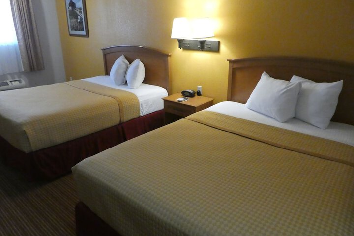 2 Queen Beds (7 of 7)