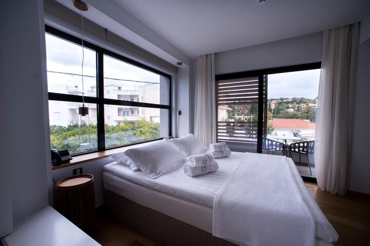 Room 4 of 18