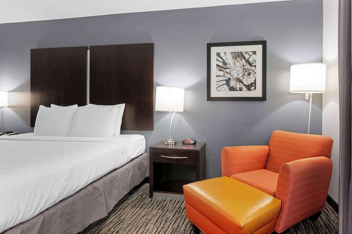 1 King Bed Sofa Bed Refrigerator WiFi Full Breakfast (12 of 13)