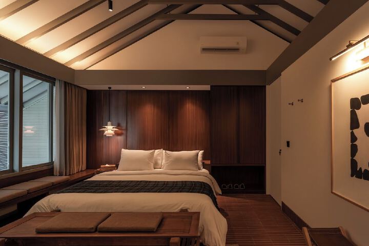 Room 5 of 18