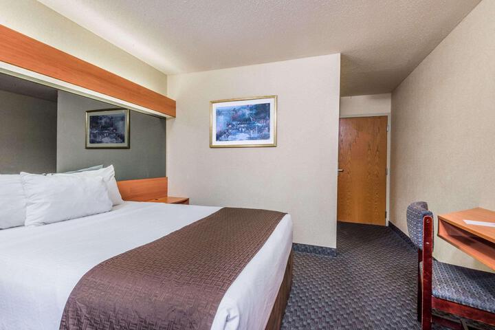 1 Queen Bed (3 of 21)