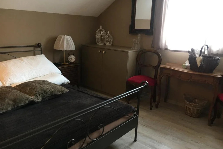 Room 6 of 16