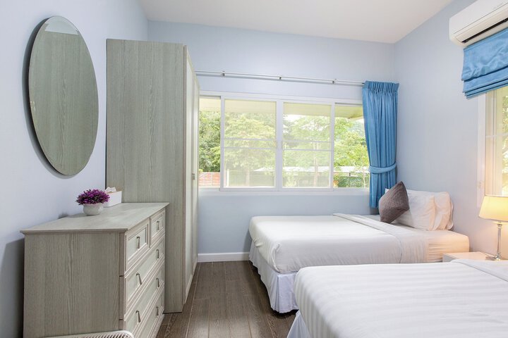 Room 6 of 102