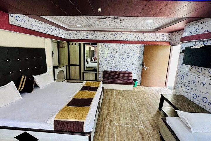 Room 9 of 28