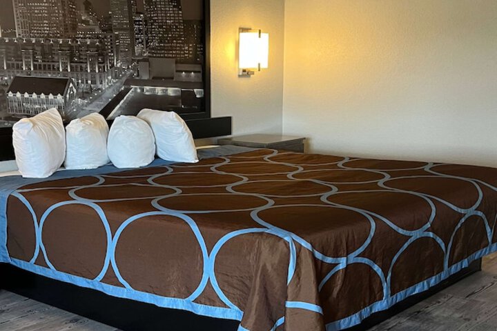 1 King Bed (11 of 19)