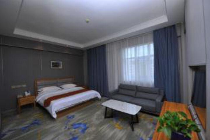 Room 6 of 8