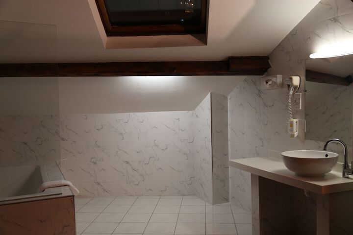 Room 20 of 33