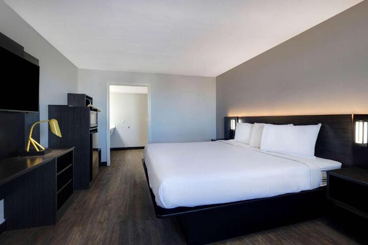 1 King Bed Micfridge (3 of 7)
