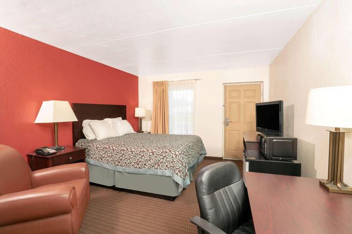1 Queen Bed (9 of 12)