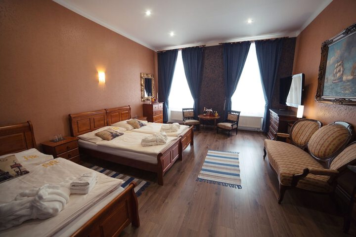 Room 6 of 35