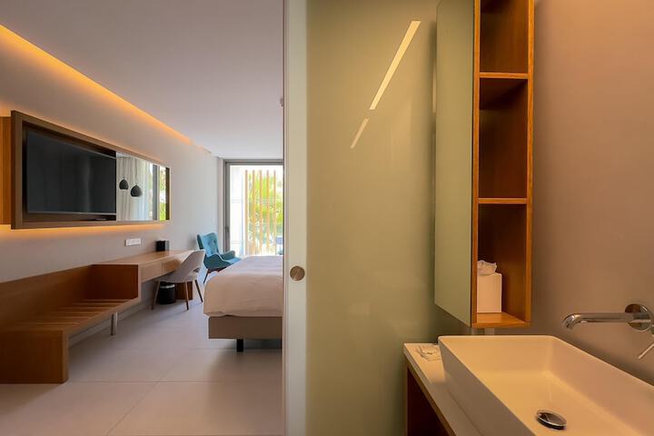 Room 27 of 92