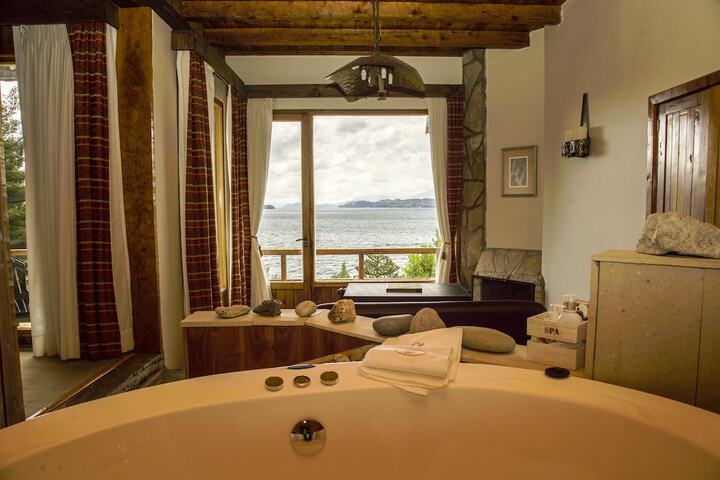 La Sirenuse Lake Resort