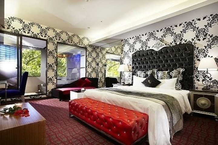 Room 8 of 17