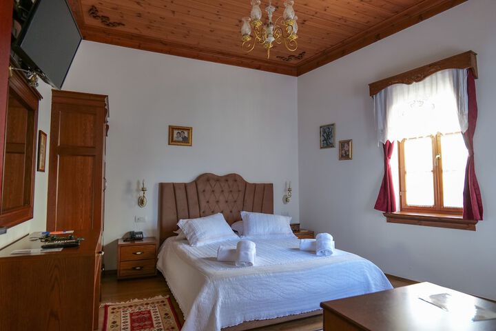 Room 2 of 62