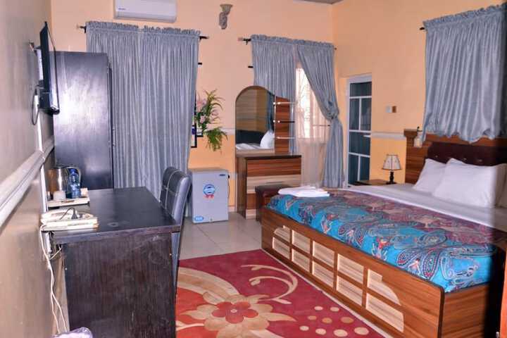 Room 8 of 18