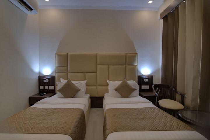 Room 13 of 93