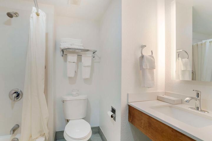 2 Queen Beds Microwave and Refrigerator WiFi Continental Breakfast (14 of 21)