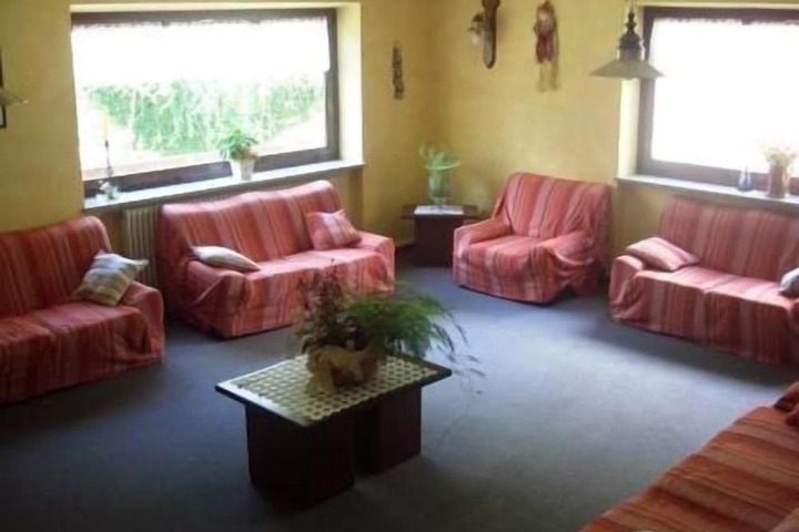 Lounge 10 of 15