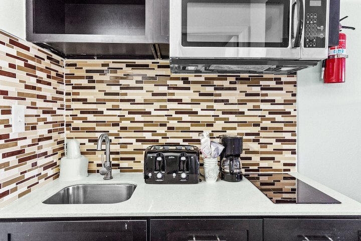 1 Queen Bed Kitchen (16 of 30)