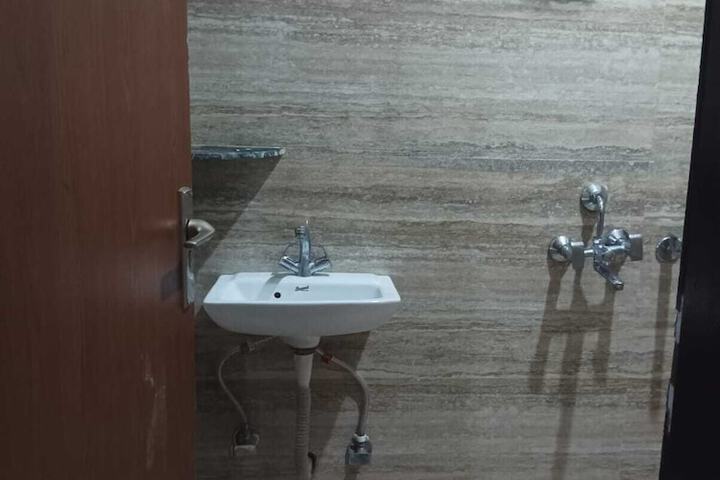 Room 8 of 10