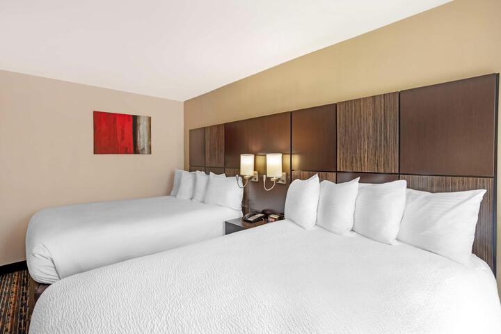 1 Queen Bed High Speed Internet Accessible Refrigerator, Coffee Maker, Hairdryer Full Breakfast (10 of 26)