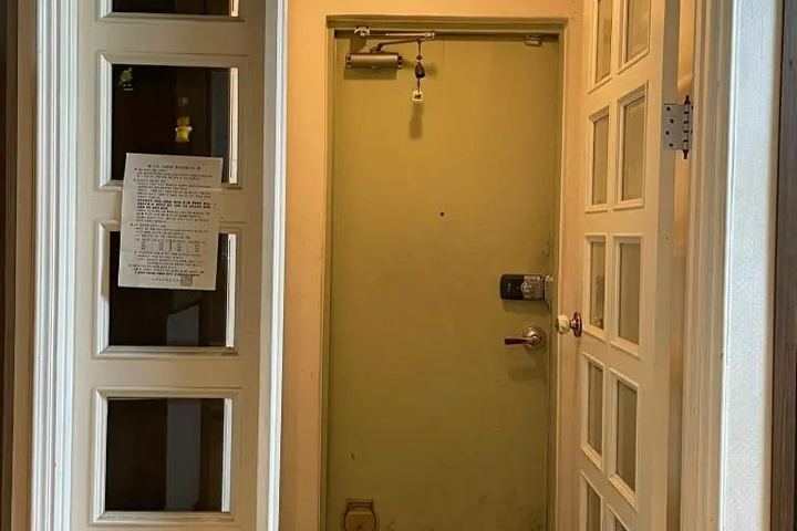 Room 2 of 3