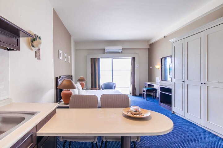 Room 300 of 650