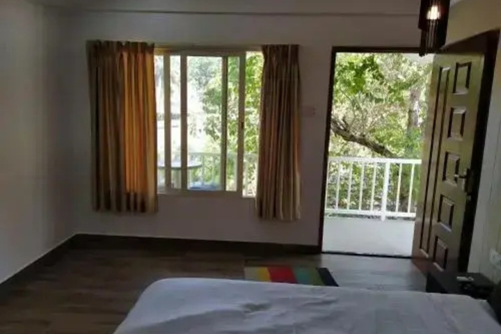 Room 5 of 12