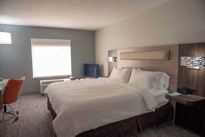 1 King Bed Accessible (24 of 28)
