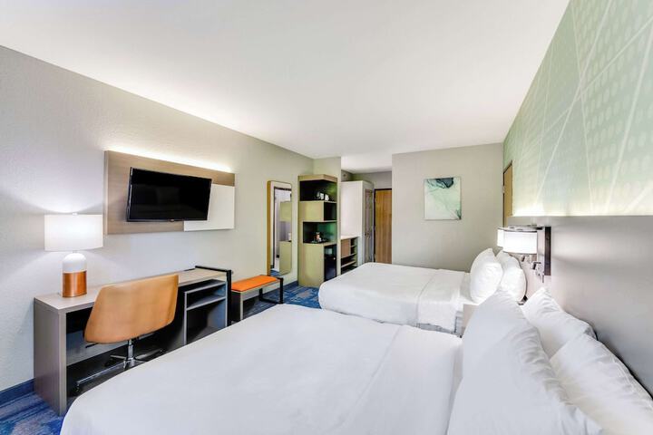 2 Queen Beds (5 of 6)