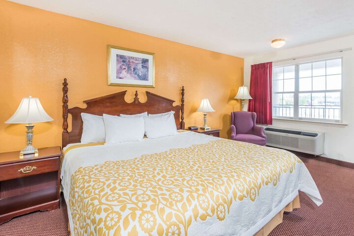 1 King Bed (10 of 10)