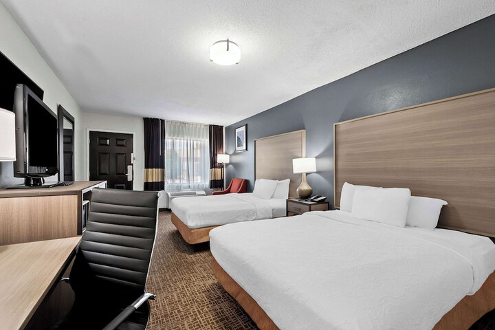 2 Double Beds (6 of 8)