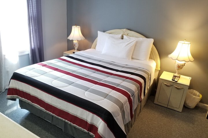 1 Queen Bed (7 of 8)