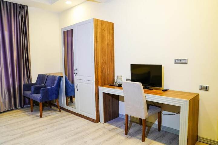 Room 11 of 28