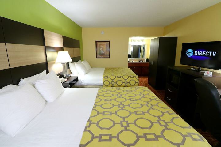 2 Queen Beds (2 of 13)