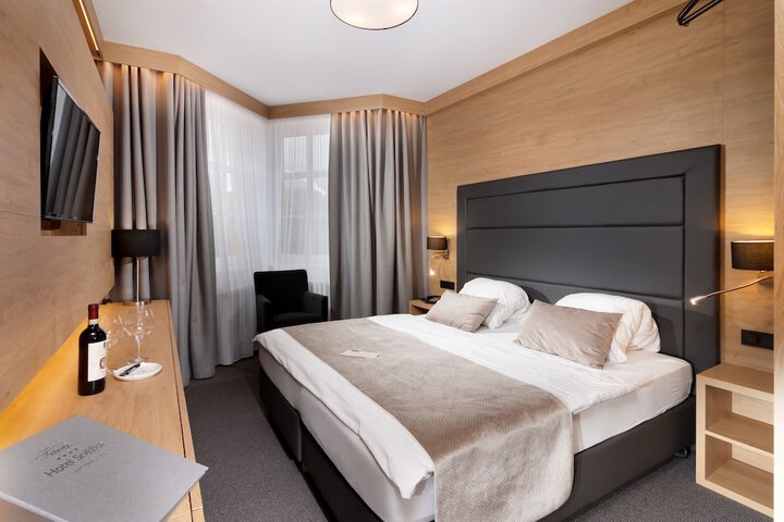 Room 12 of 72