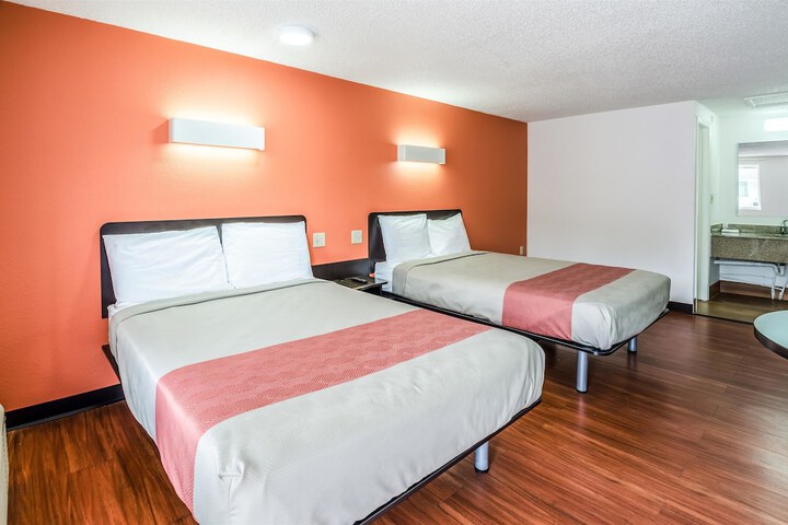 Deluxe Room 2 Double Beds Accessible (2 of 11)