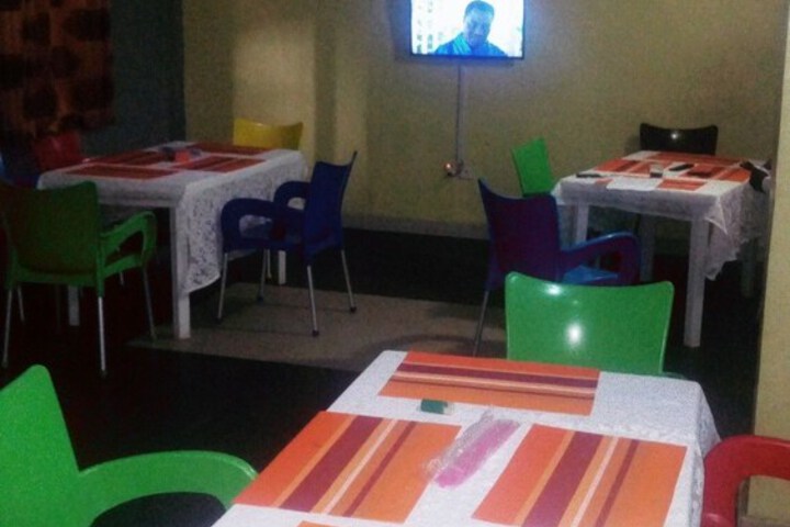 Dining 8 of 19