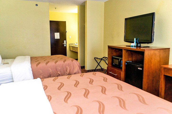 2 Queen Beds (3 of 7)
